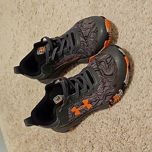 Under armour boys shoes size 1.5